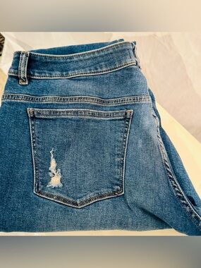 DL1961 RILEY STRAIGHT BOYFRIEND Distressed Women’s Jeans